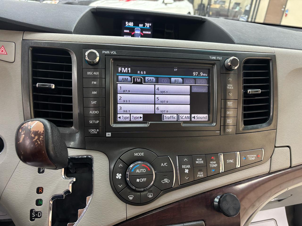 Toyota Sienna XLE FWD 8-Passenger V6 2012