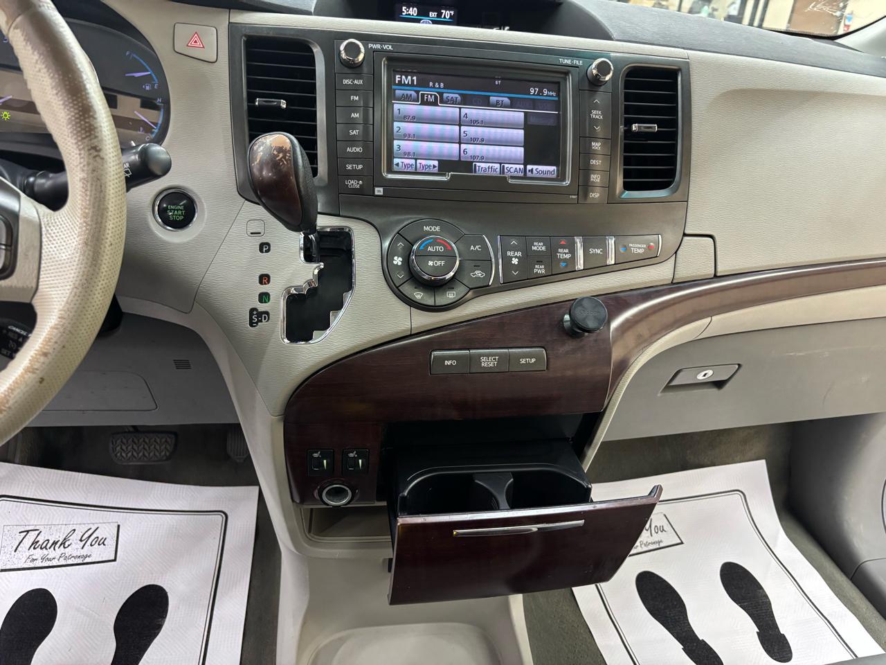 Toyota Sienna XLE FWD 8-Passenger V6 2012