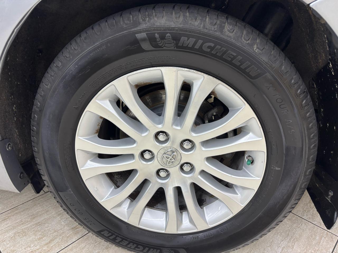 Toyota Sienna XLE FWD 8-Passenger V6 2012