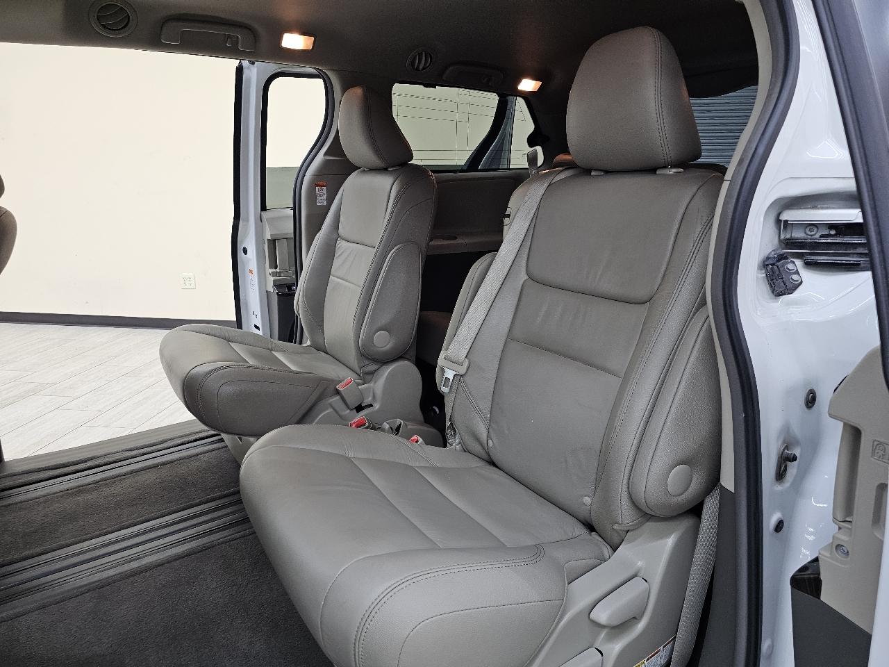 Toyota Sienna XLE FWD 8-Passenger V6 2016