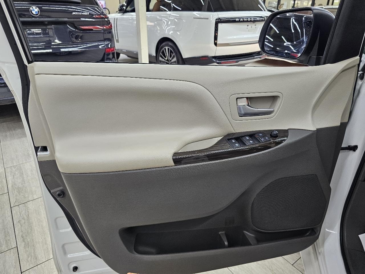 Toyota Sienna XLE FWD 8-Passenger V6 2016