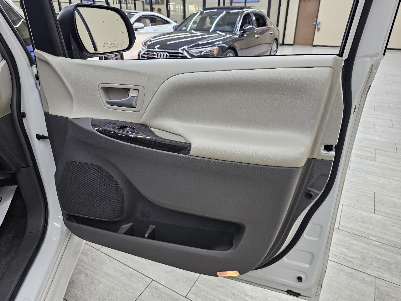 Toyota Sienna XLE FWD 8-Passenger V6 2016