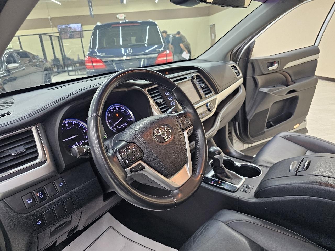 Toyota Highlander SE FWD V6 2019