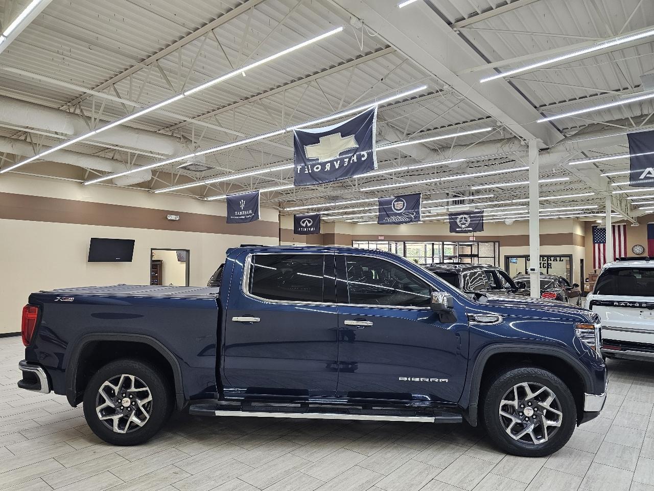 GMC Sierra 1500 SLT Crew Cab 4WD 2023