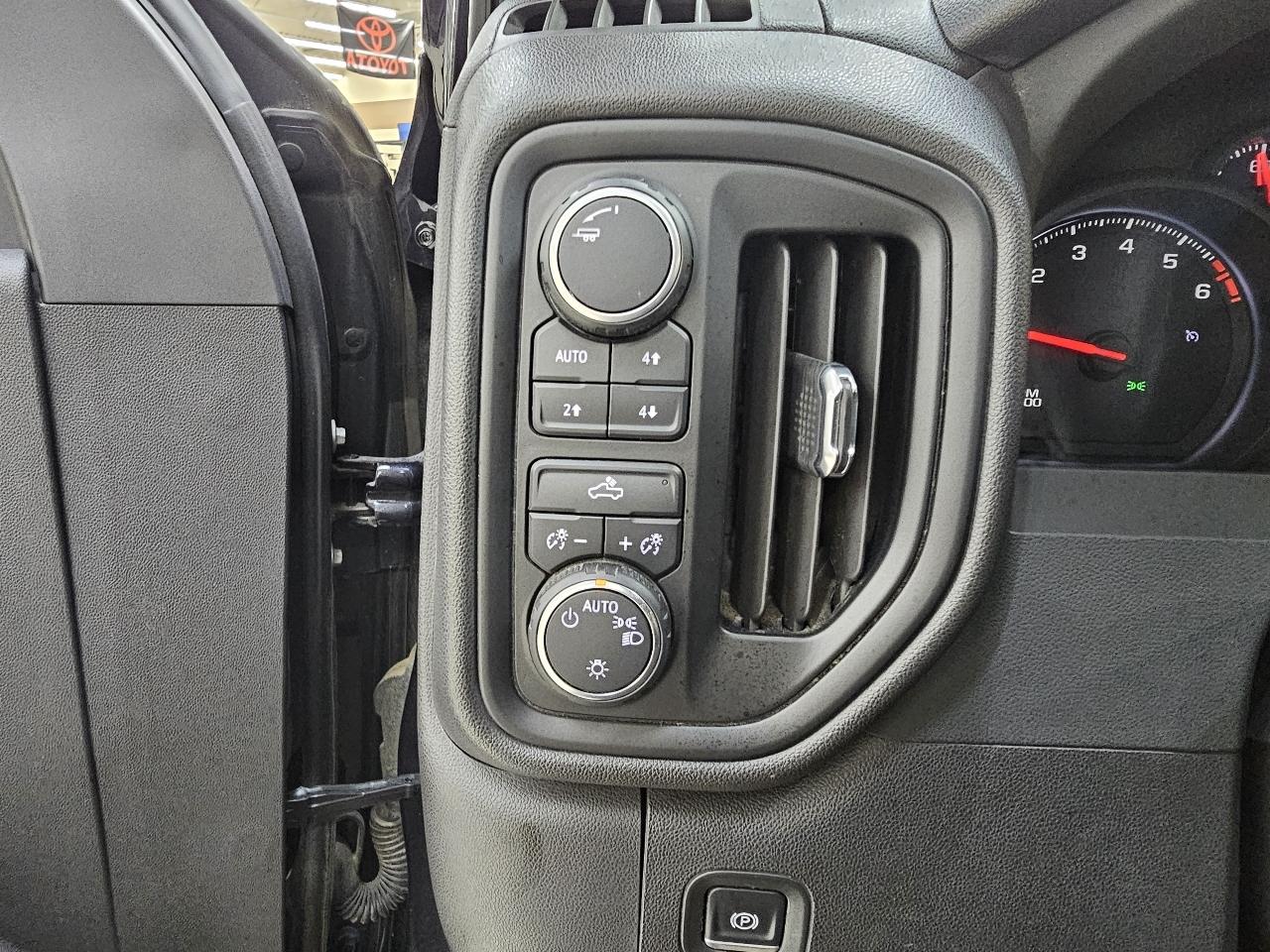Chevrolet Silverado 1500 Trail Boss Custom Crew Cab 4WD 2022
