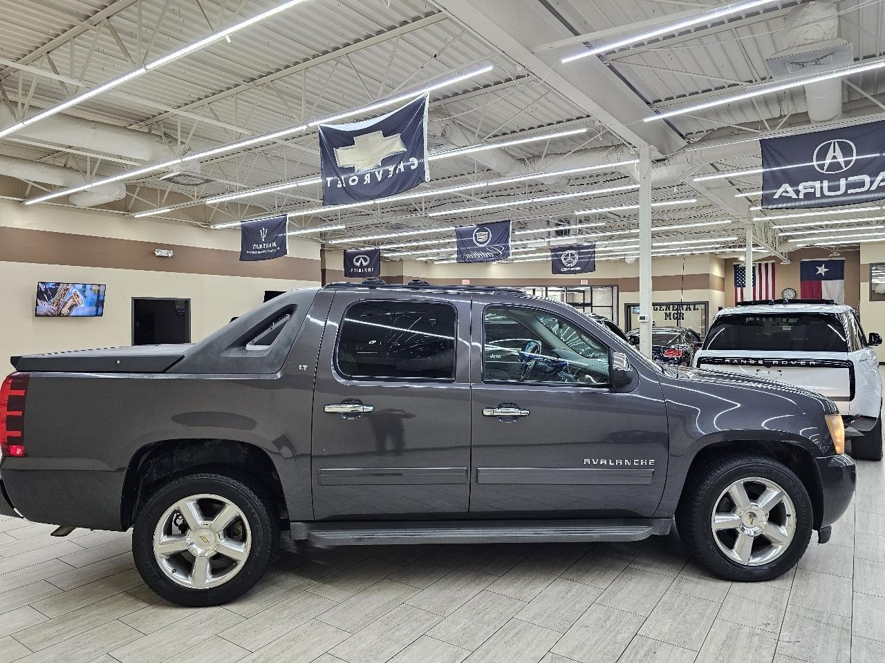 Chevrolet Avalanche LT 2WD 2011