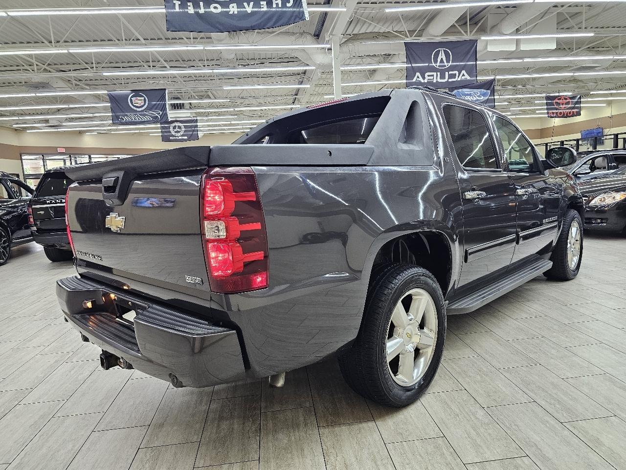 Chevrolet Avalanche LT 2WD 2011