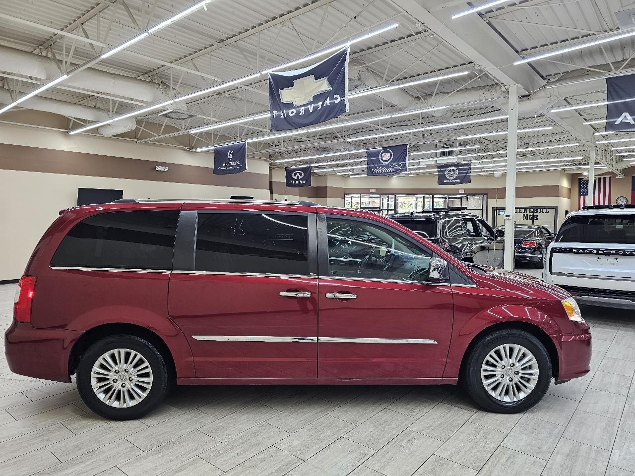 Chrysler Town & Country Limited 2013