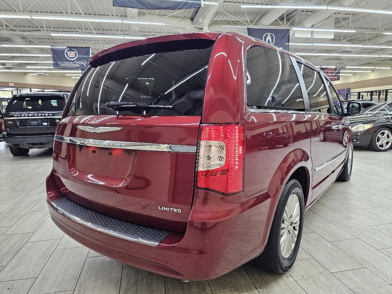 Chrysler Town & Country Limited 2013