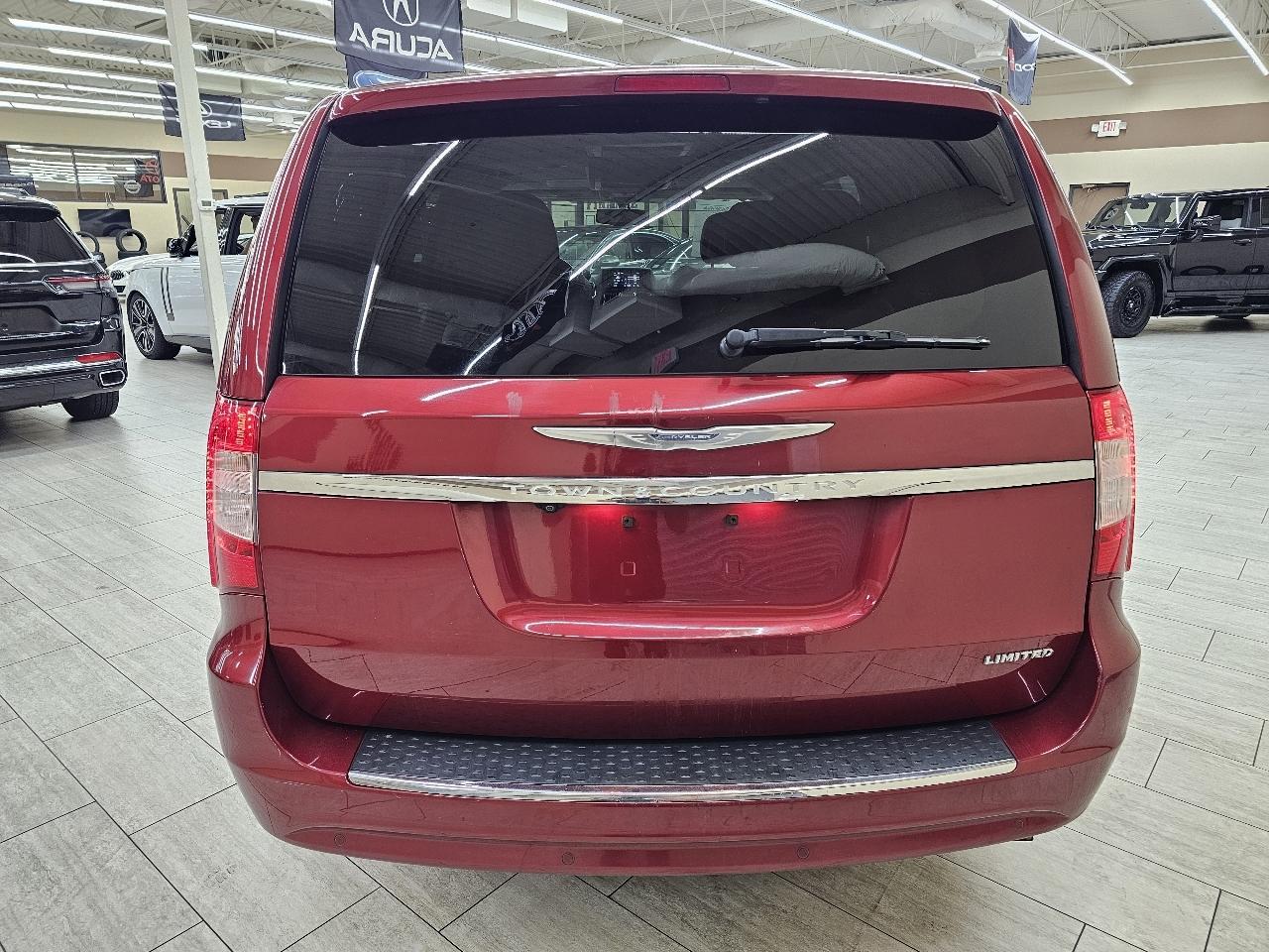 Chrysler Town & Country Limited 2013