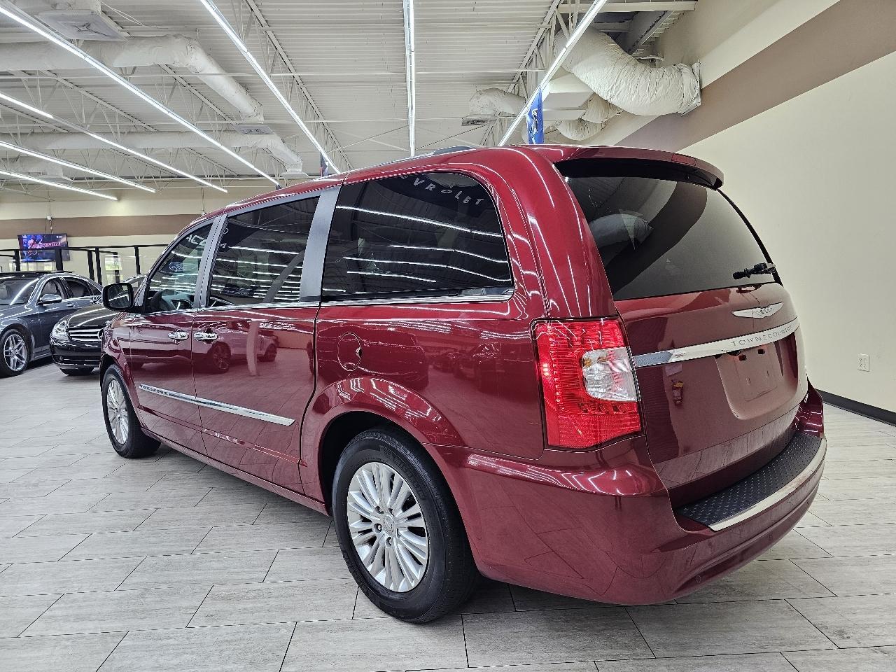Chrysler Town & Country Limited 2013