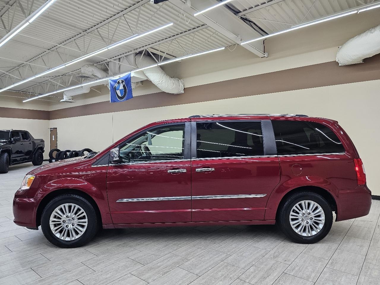 Chrysler Town & Country Limited 2013