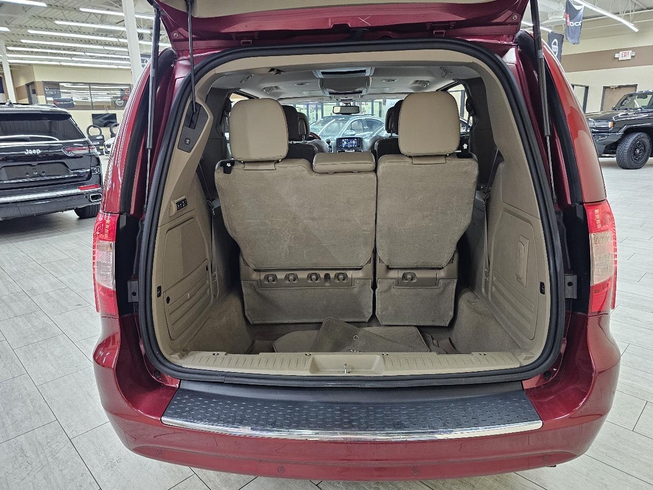 Chrysler Town & Country Limited 2013