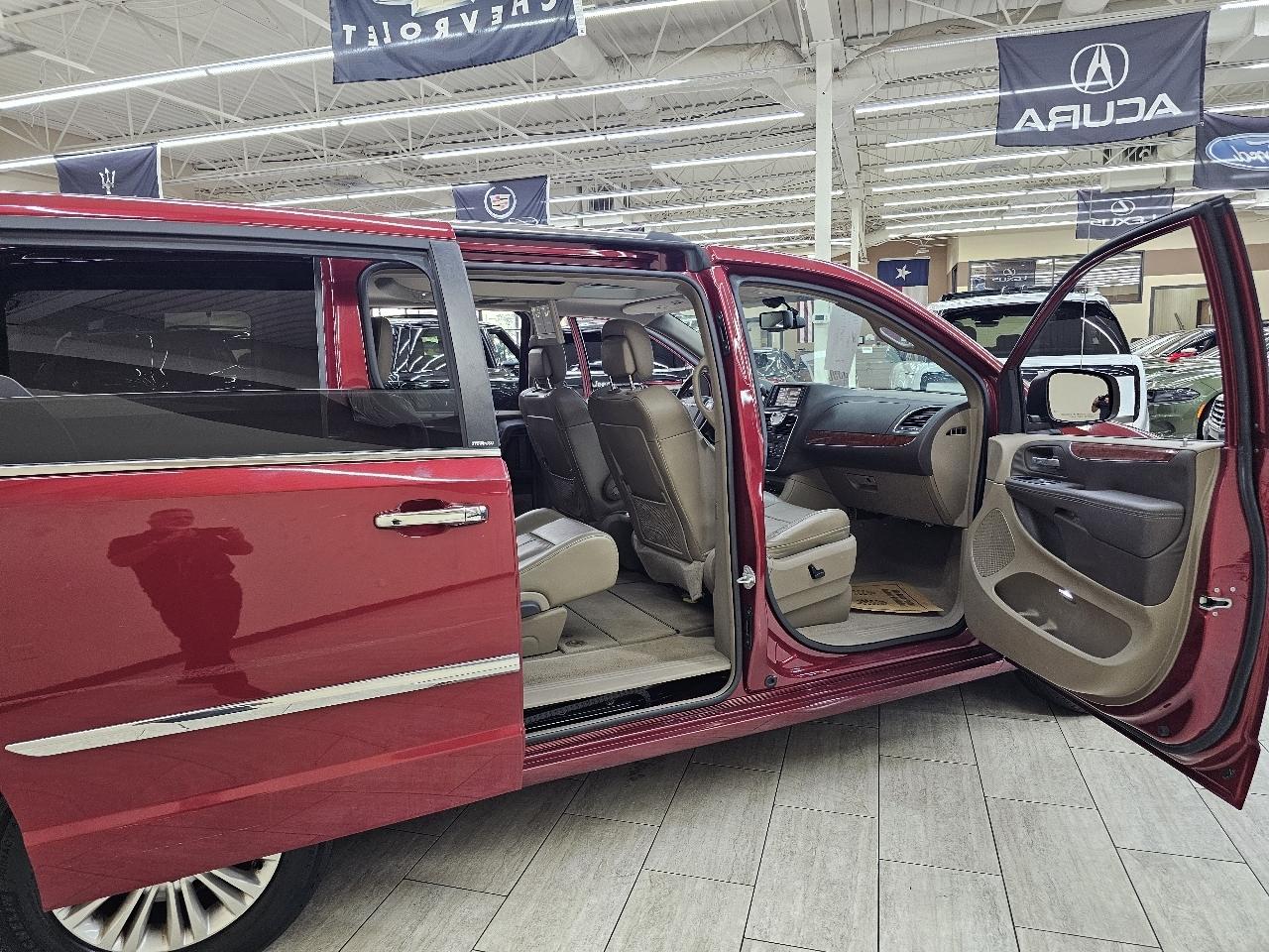 Chrysler Town & Country Limited 2013