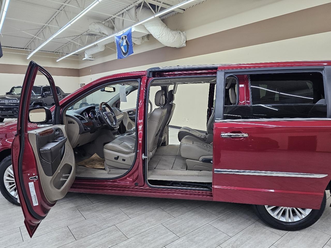 Chrysler Town & Country Limited 2013
