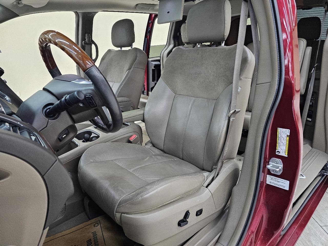 Chrysler Town & Country Limited 2013