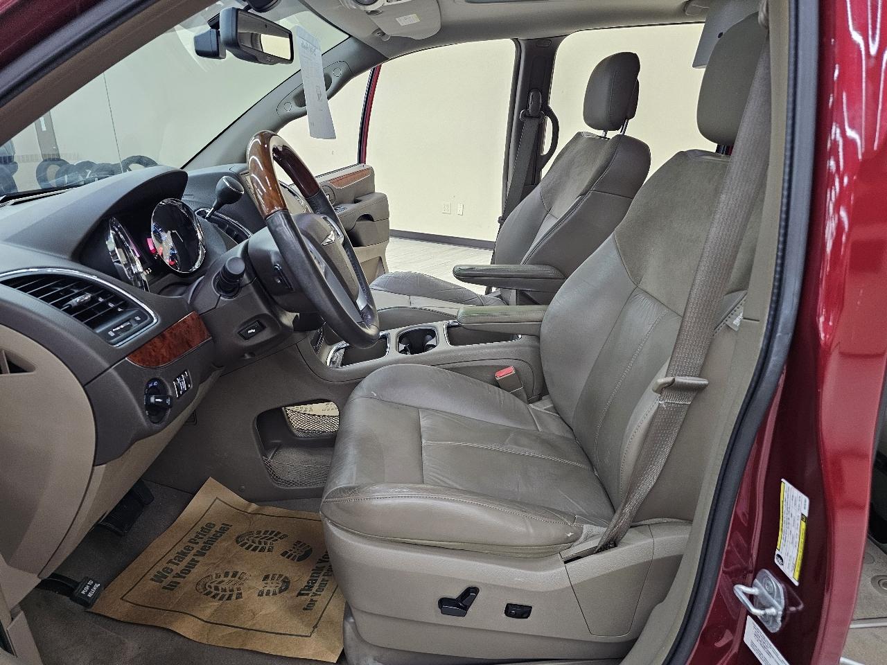 Chrysler Town & Country Limited 2013