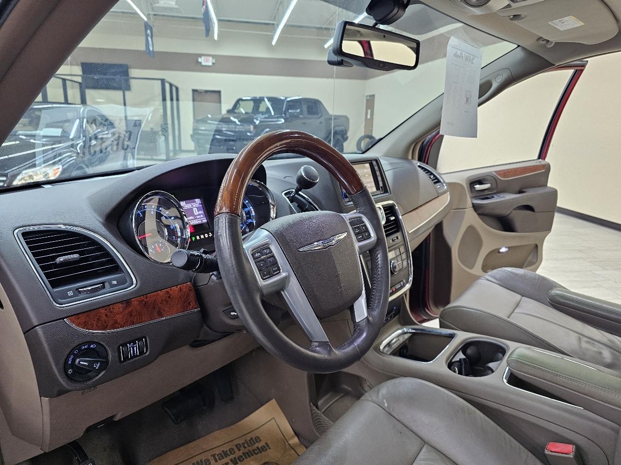 Chrysler Town & Country Limited 2013