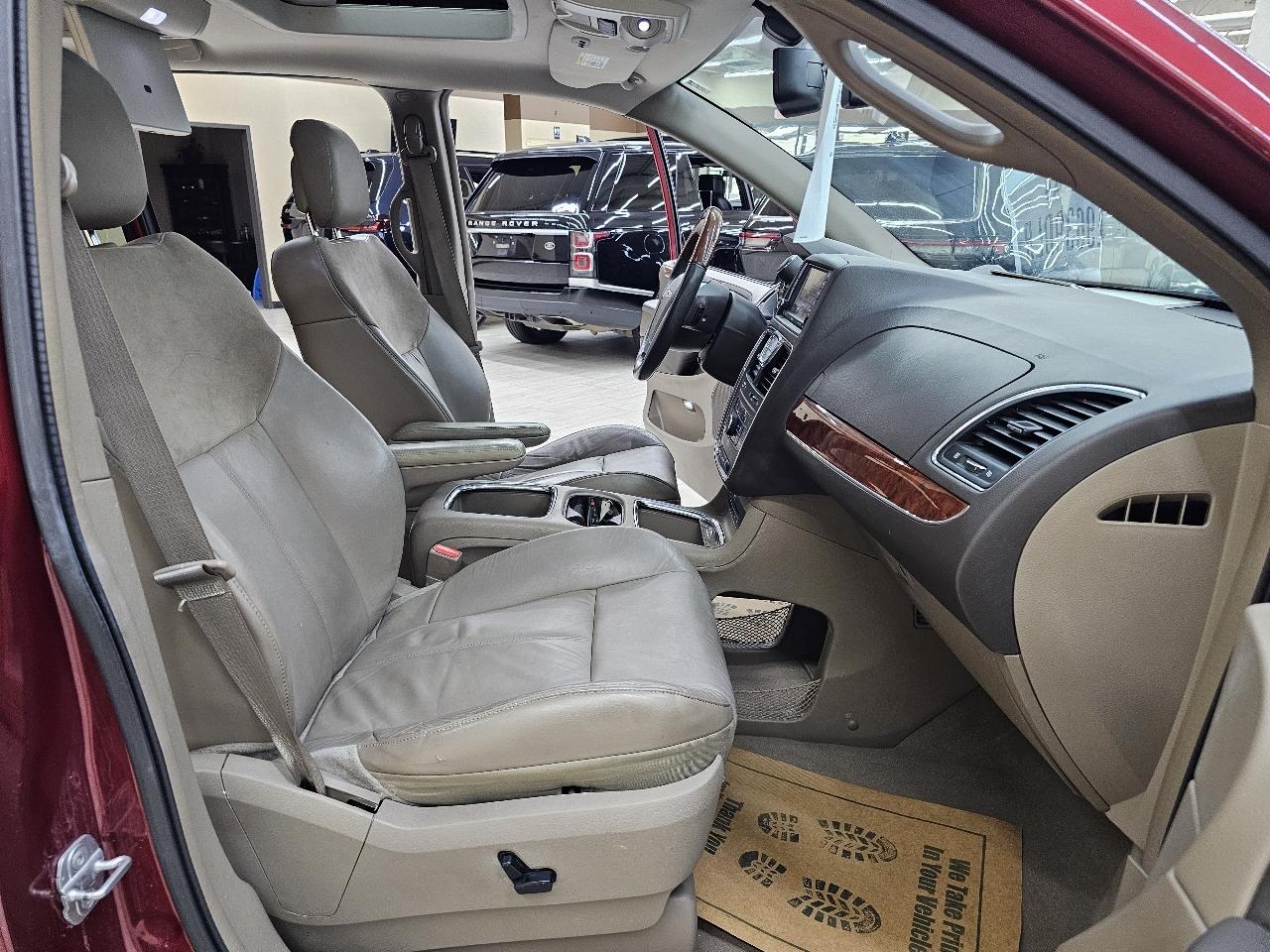 Chrysler Town & Country Limited 2013