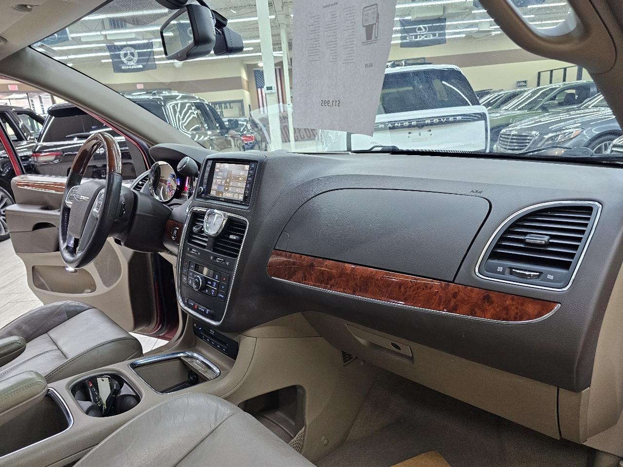Chrysler Town & Country Limited 2013