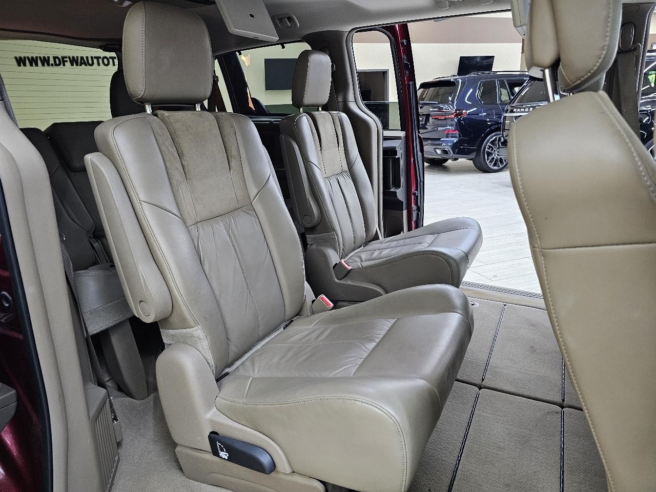 Chrysler Town & Country Limited 2013