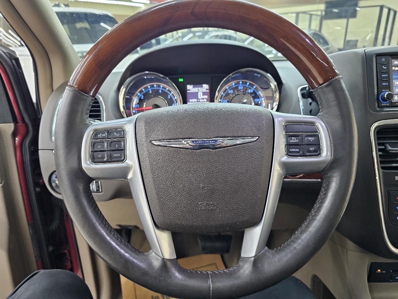 Chrysler Town & Country Limited 2013