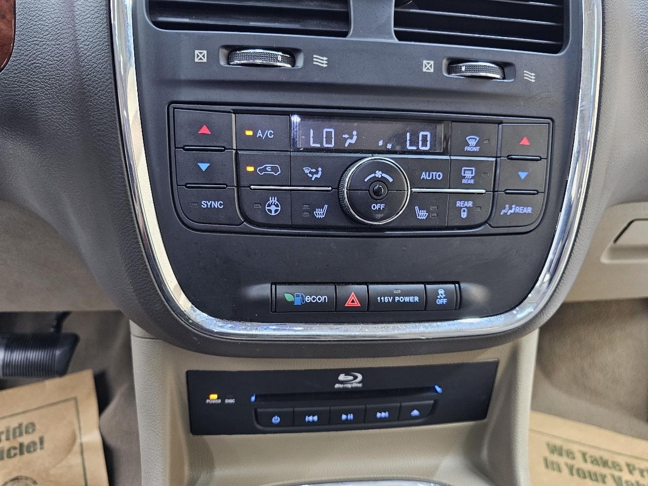 Chrysler Town & Country Limited 2013
