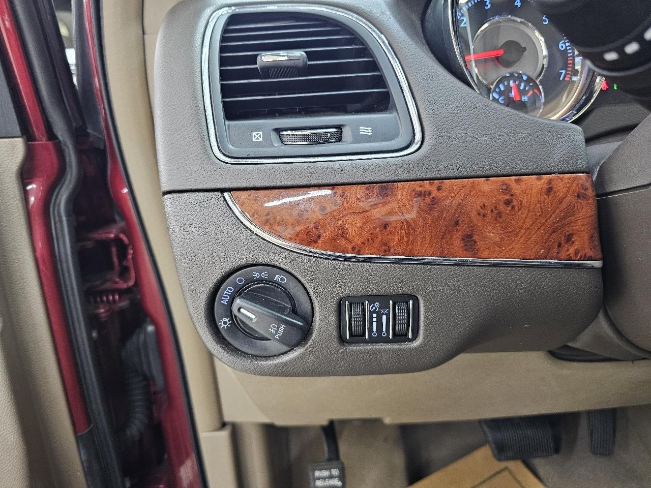Chrysler Town & Country Limited 2013