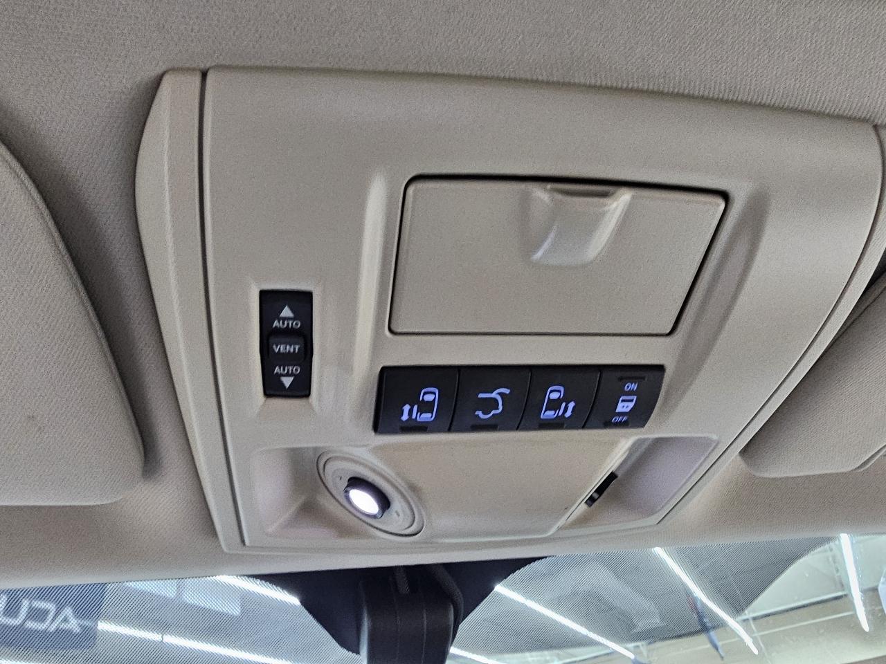 Chrysler Town & Country Limited 2013
