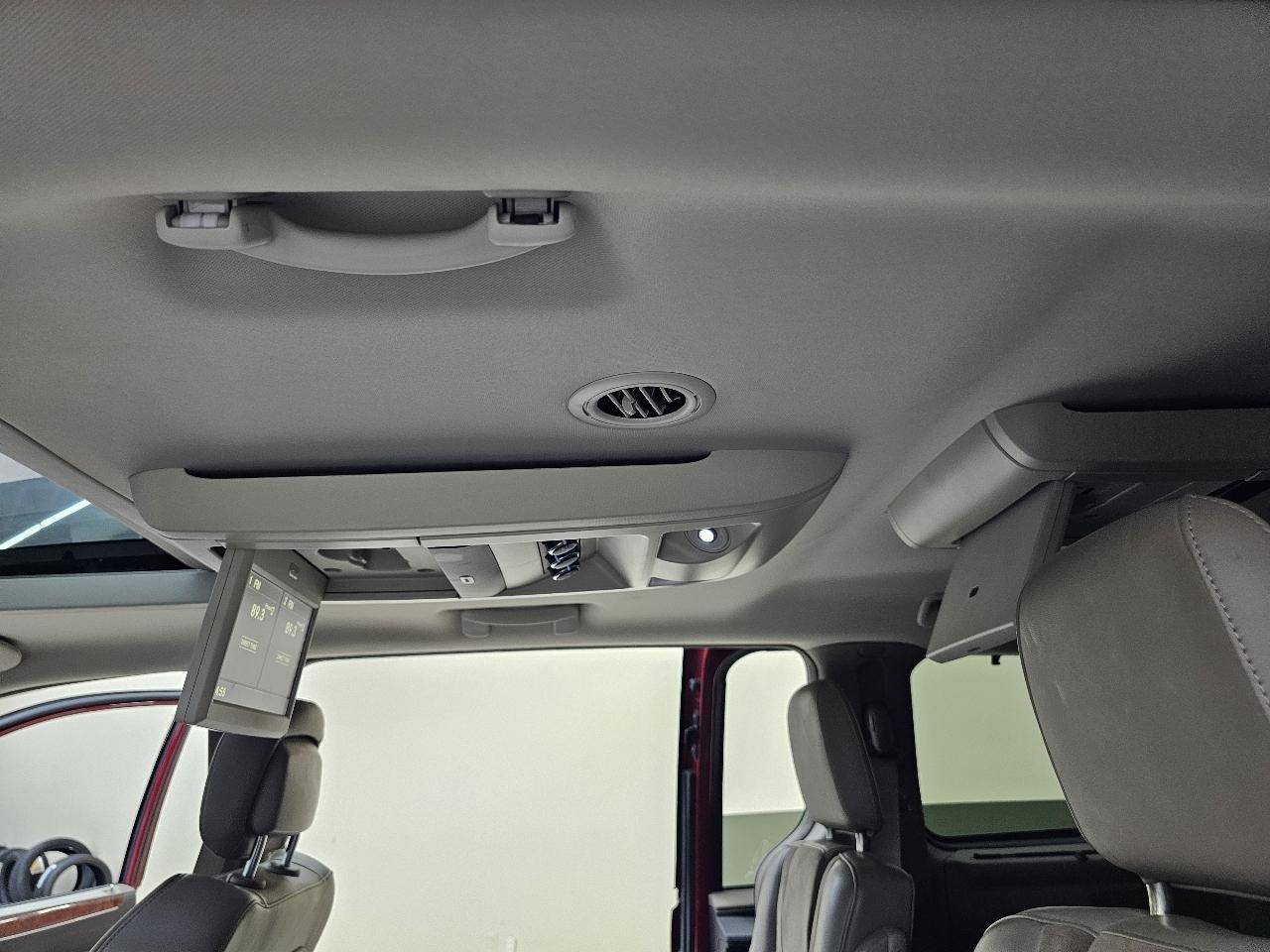 Chrysler Town & Country Limited 2013