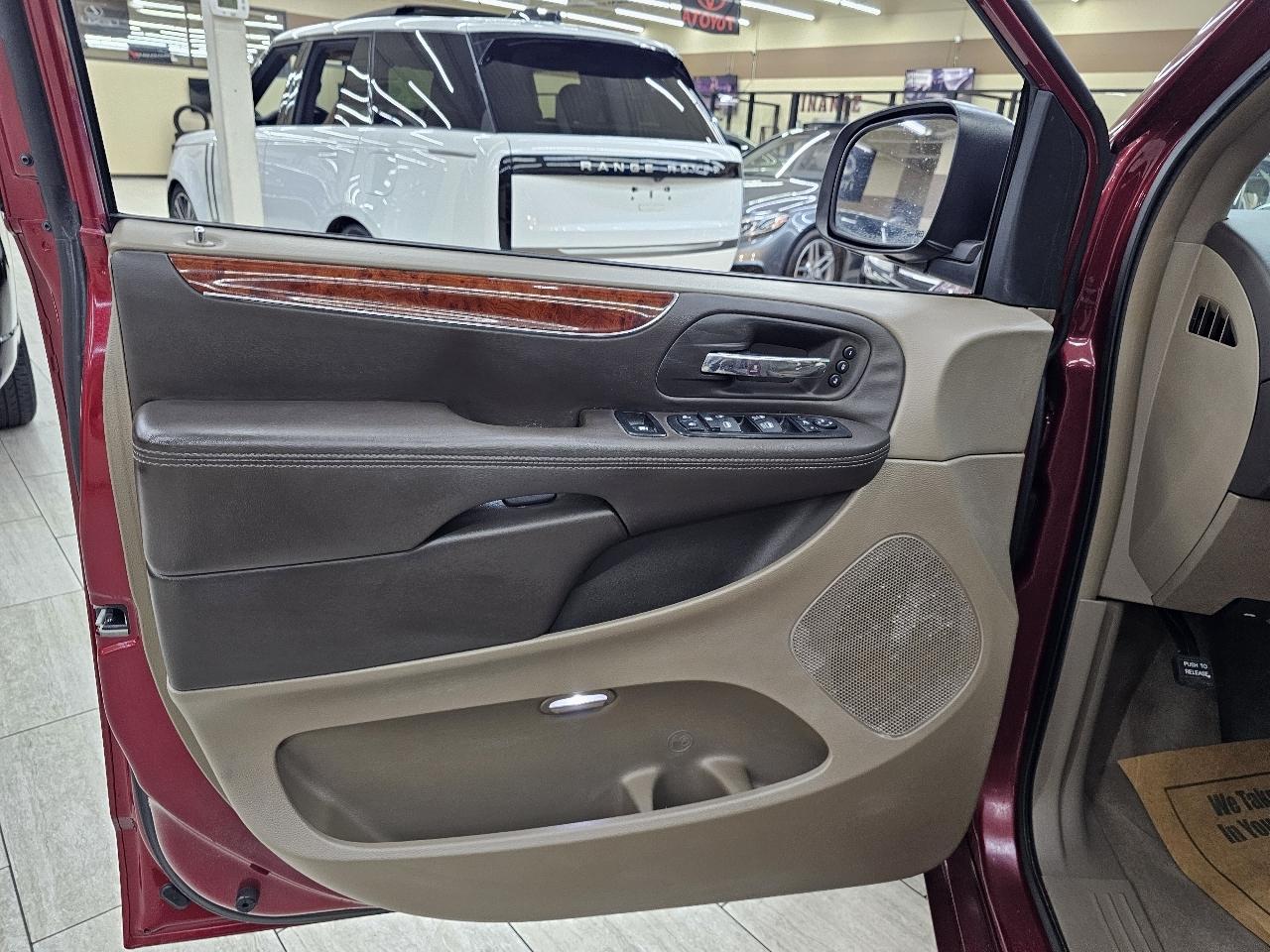 Chrysler Town & Country Limited 2013