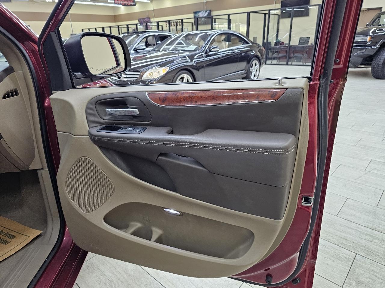 Chrysler Town & Country Limited 2013