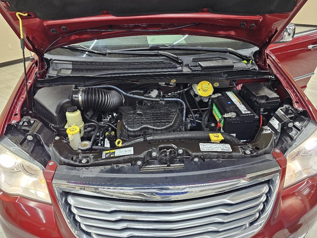 Chrysler Town & Country Limited 2013