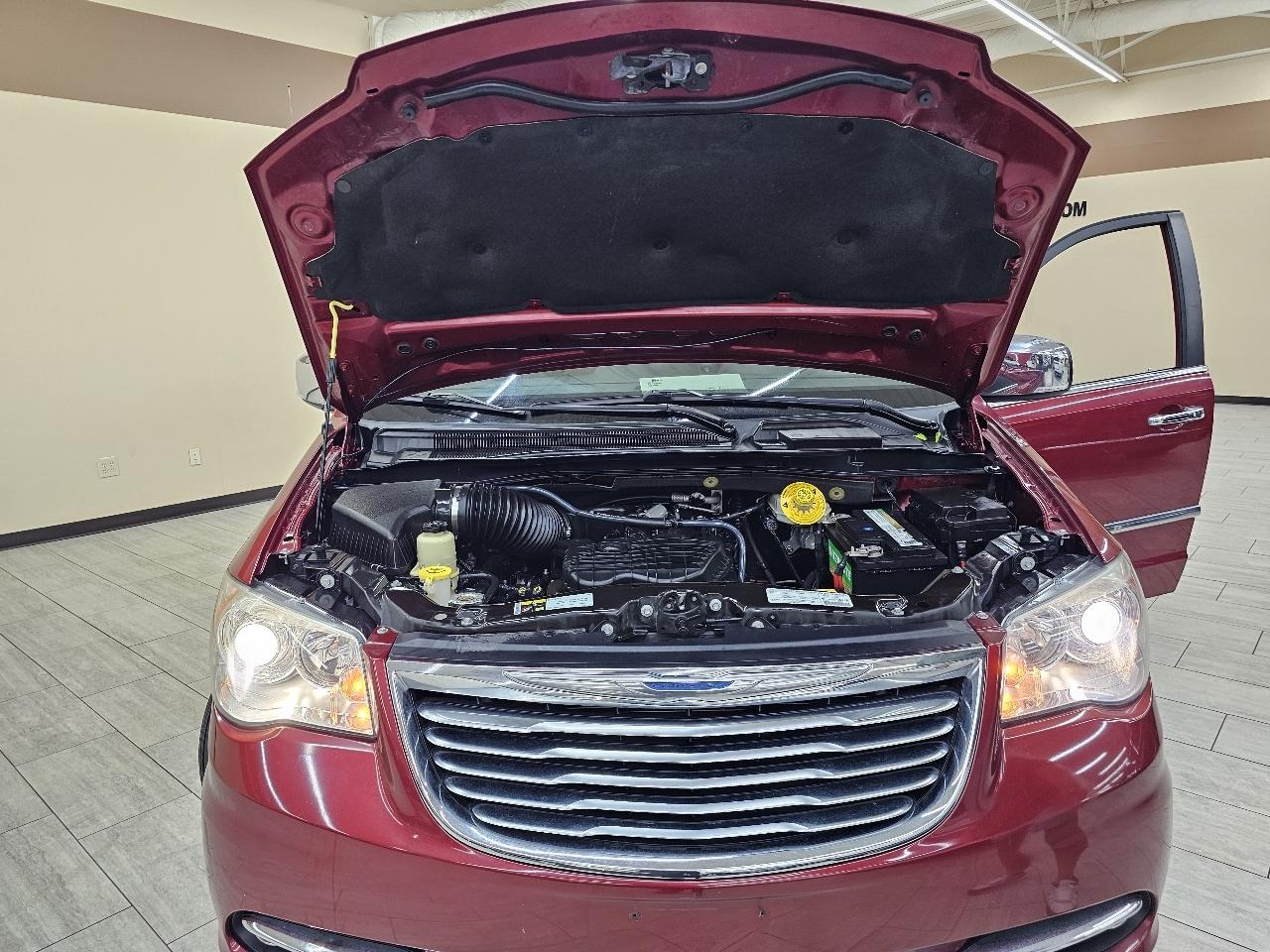 Chrysler Town & Country Limited 2013
