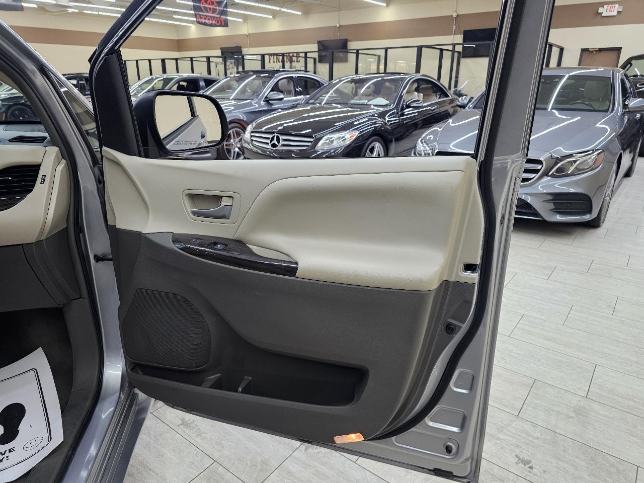 Toyota Sienna XLE FWD 8-Passenger V6 2015