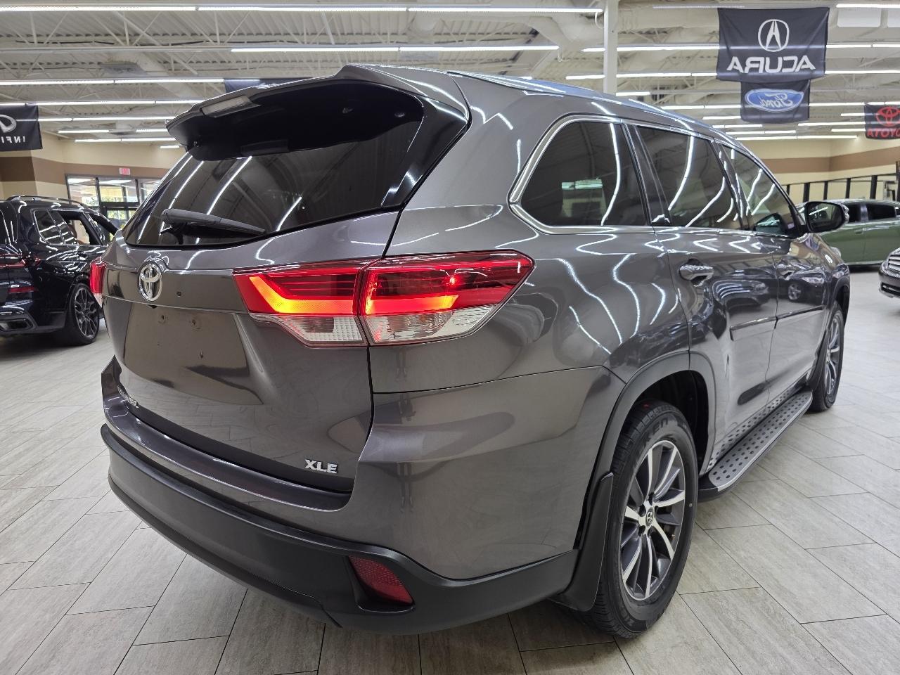 Toyota Highlander SE FWD V6 2017