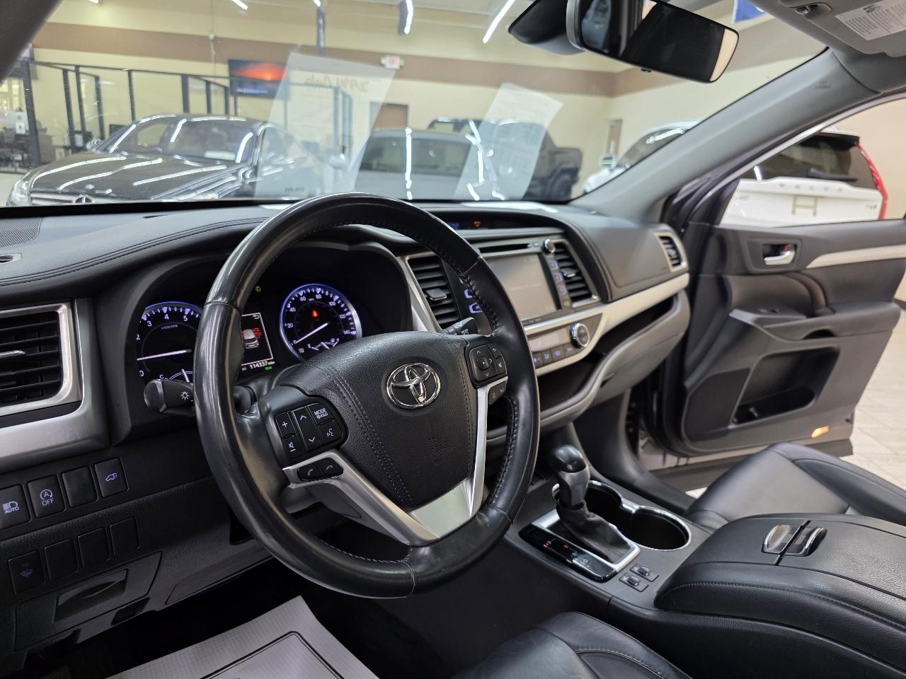 Toyota Highlander SE FWD V6 2017