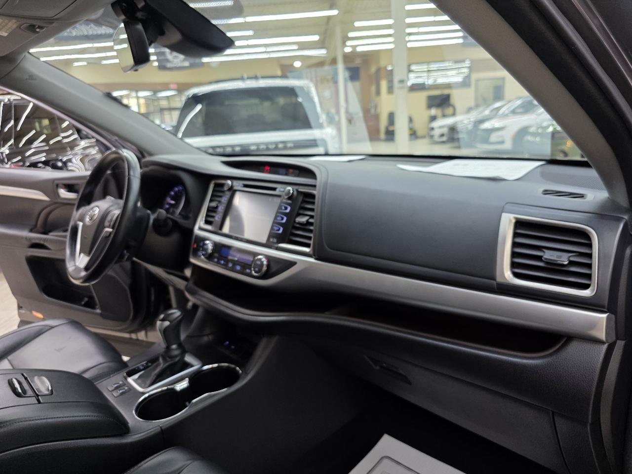 Toyota Highlander SE FWD V6 2017