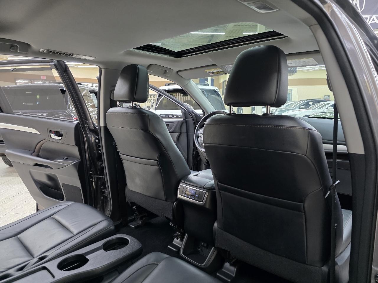Toyota Highlander SE FWD V6 2017