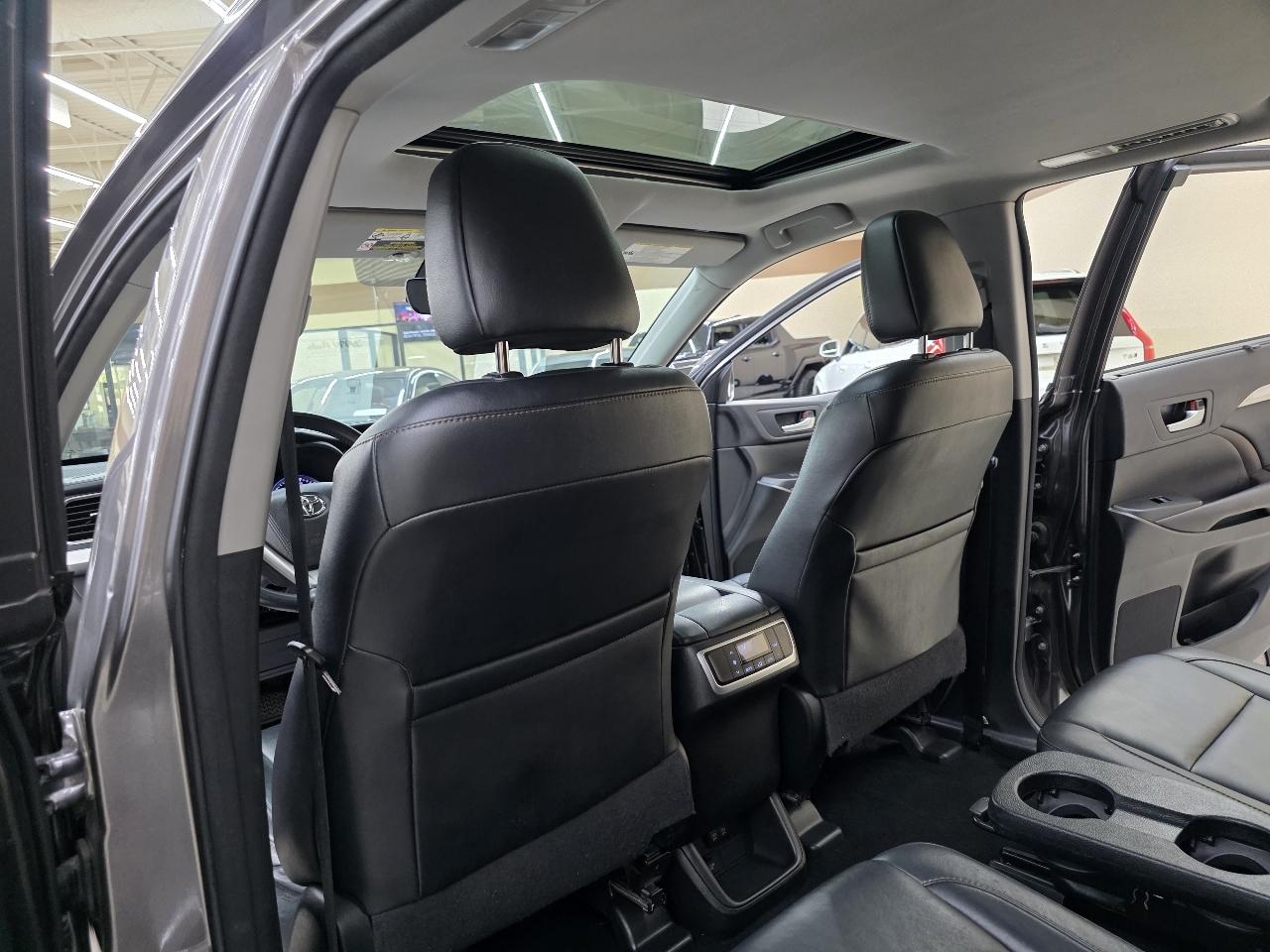 Toyota Highlander SE FWD V6 2017