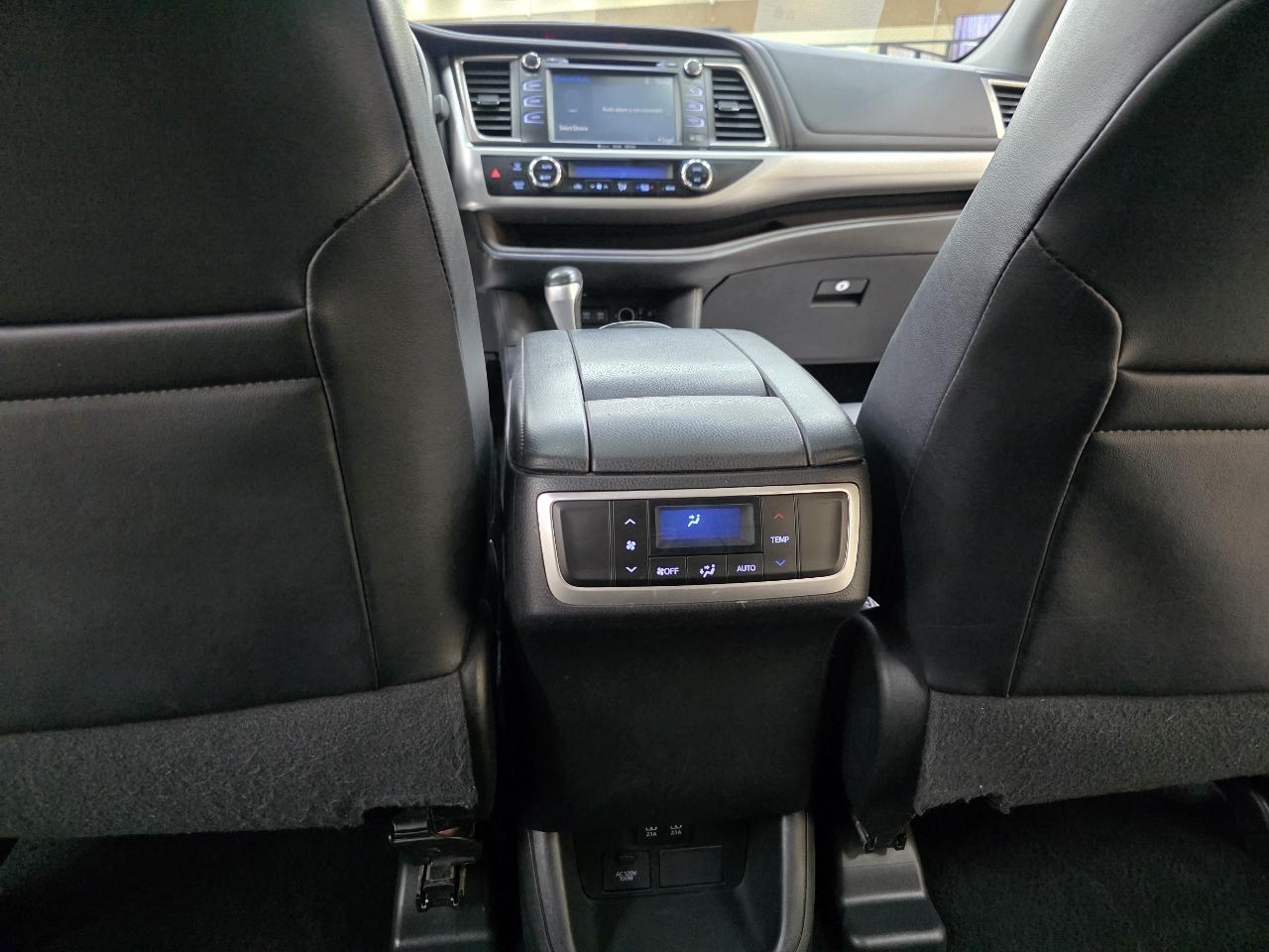 Toyota Highlander SE FWD V6 2017