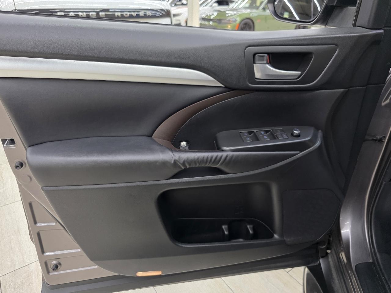 Toyota Highlander SE FWD V6 2017