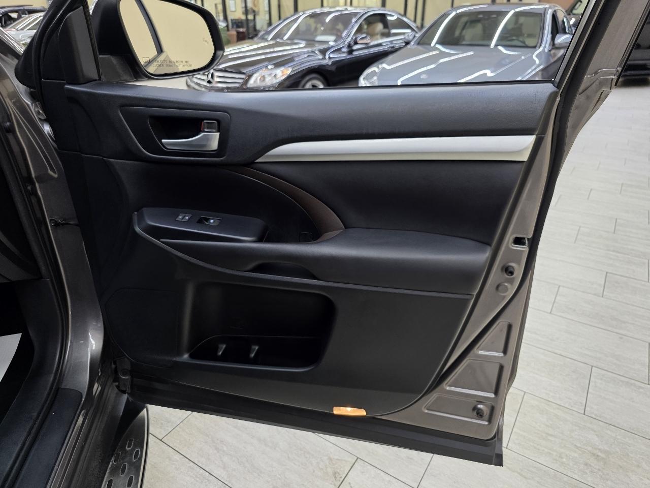 Toyota Highlander SE FWD V6 2017