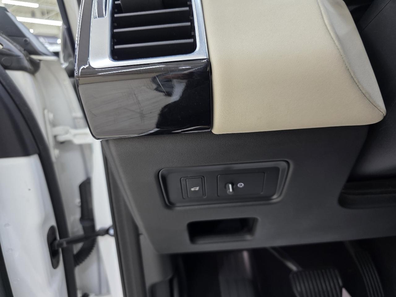 Land Rover Discovery SE 2019