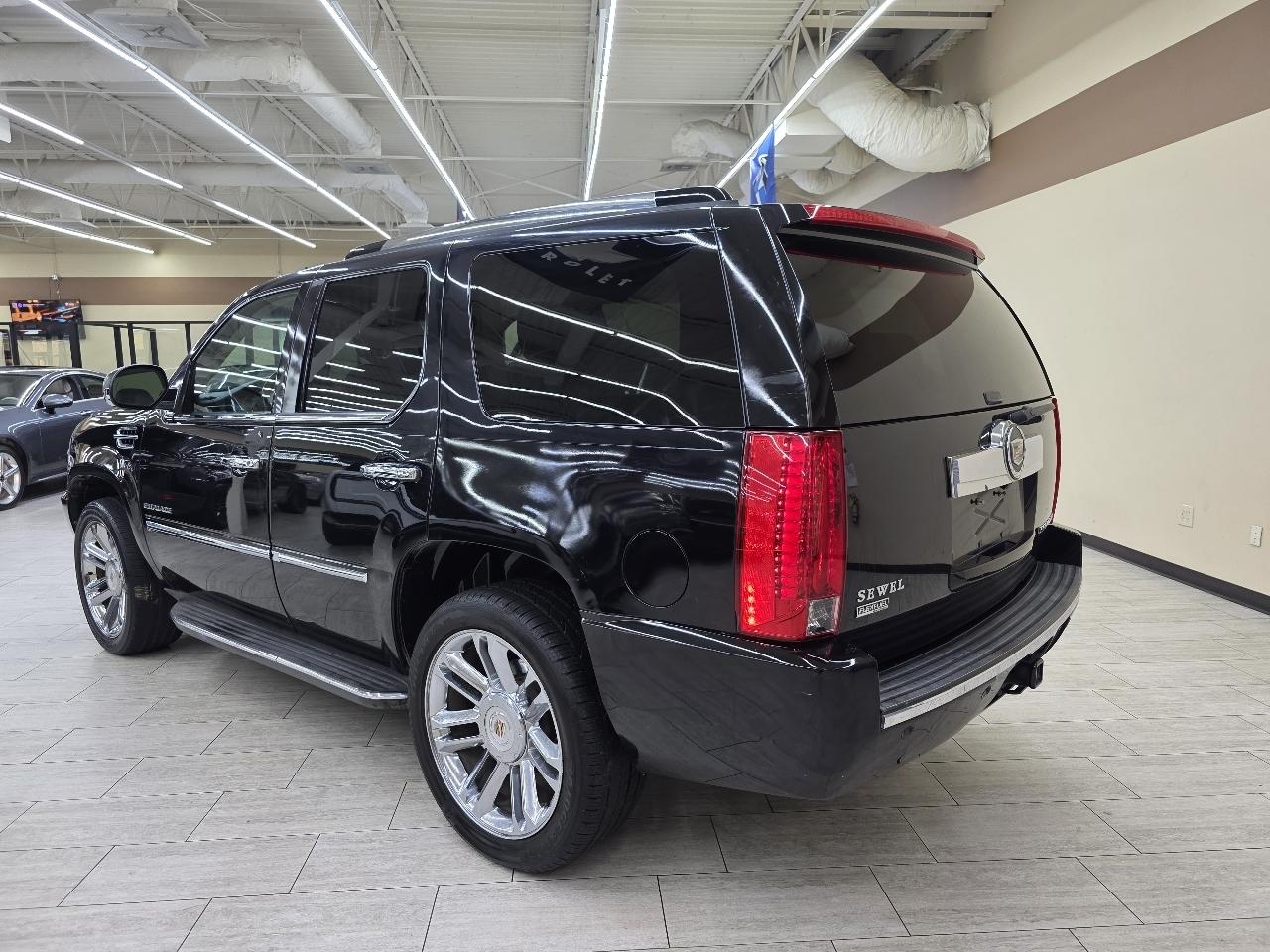 Cadillac Escalade 2WD Luxury 2012