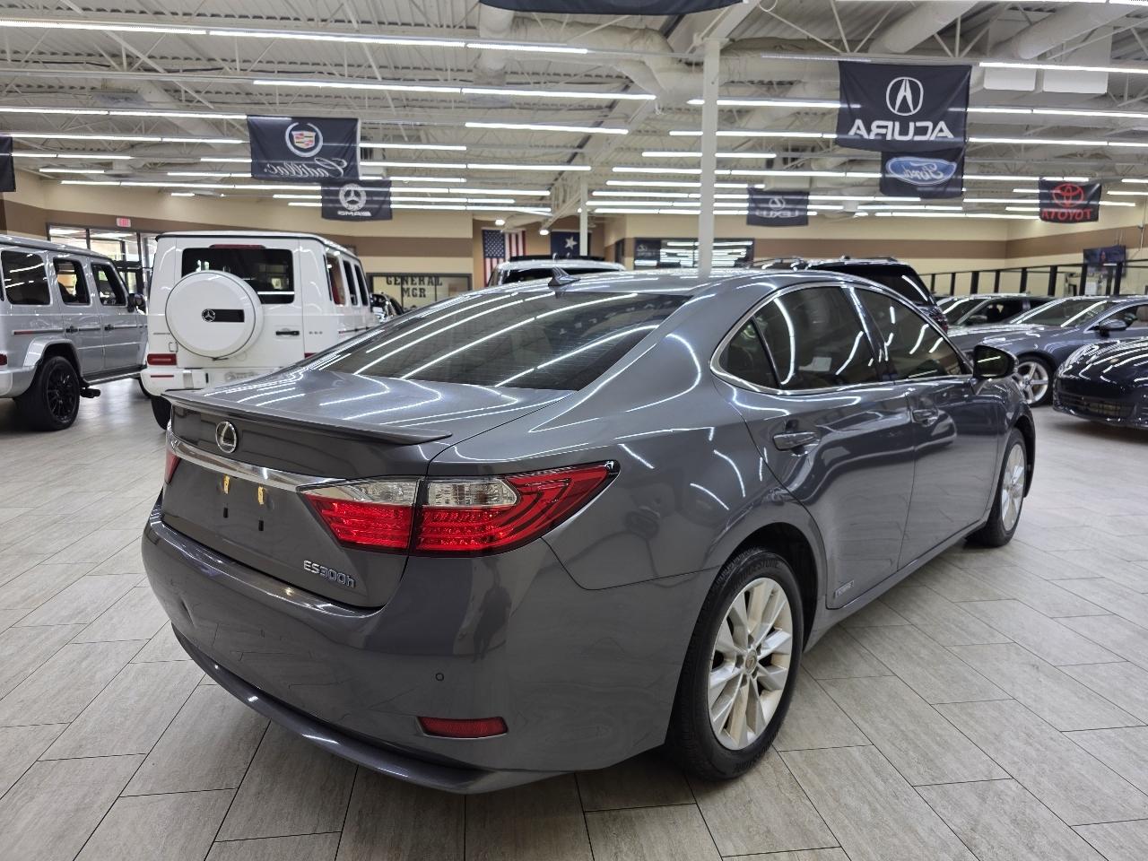 Lexus ES 300h Sedan 2013