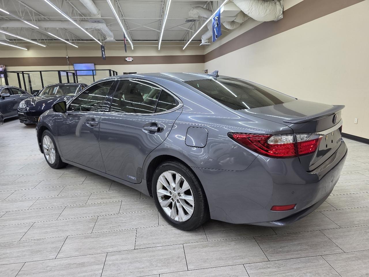 Lexus ES 300h Sedan 2013