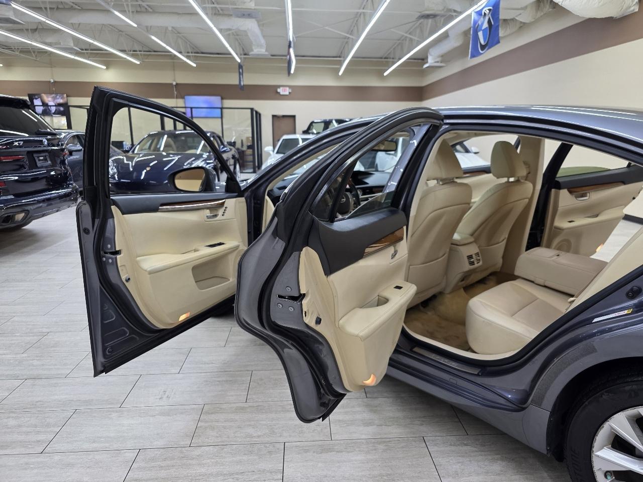 Lexus ES 300h Sedan 2013
