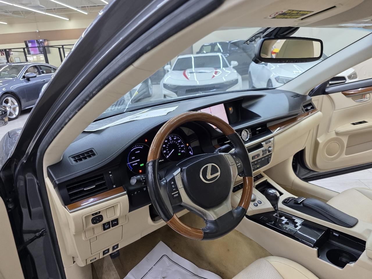 Lexus ES 300h Sedan 2013