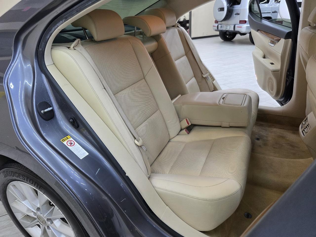 Lexus ES 300h Sedan 2013